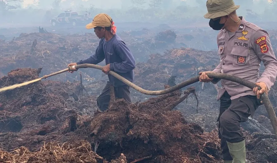 Petugas Memadamkan Kebakaran Lahan Gambut