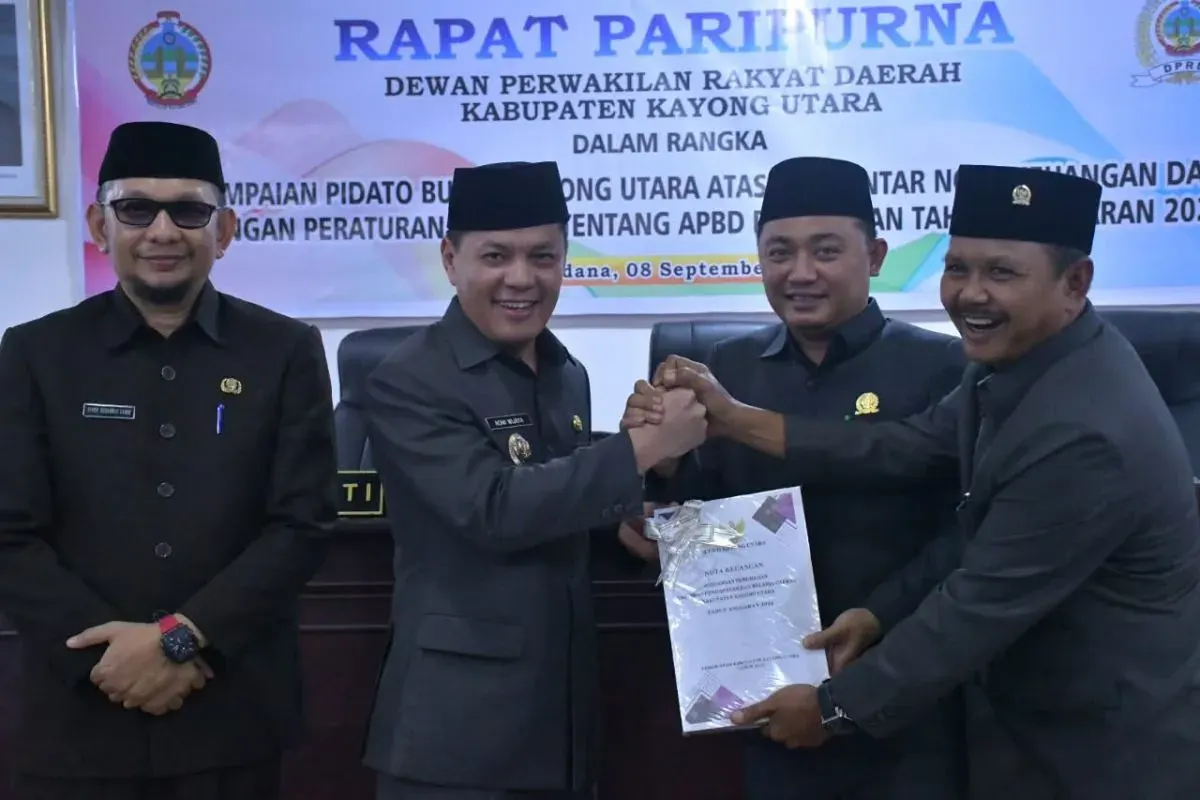 Bupati Kayong Utara Romi Wijaya (tengah) menyerahkan Nota Keuangan dan Rancangan Perda APBD Perubahan 2026 kepada Pimpinan DPRD dalam Rapat Paripurna DPRD Kayong Utara