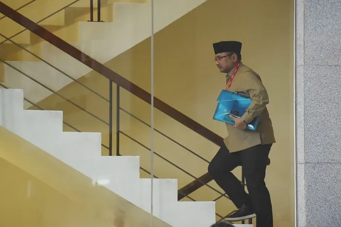 Mantan Menteri Agama Yaqut Cholil Qoumas berjalan ke ruang pemeriksaan di Gedung Merah Putih KPK, Jakarta.