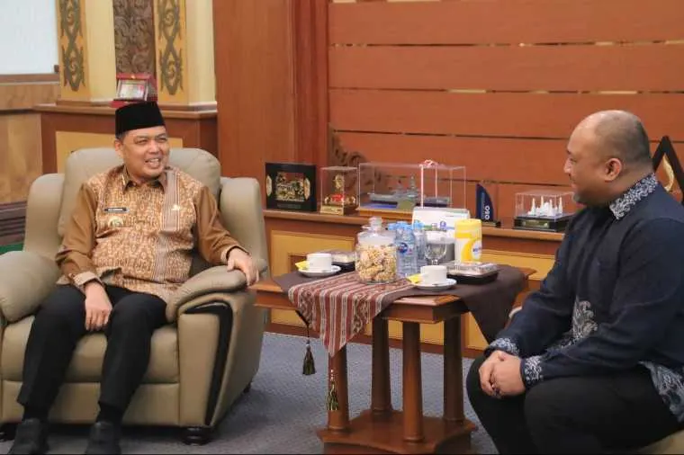 Gubernur Kalimantan Barat (Kalbar), Ria Norsan, menerima kunjungan silaturahmi Konsul Malaysia untuk Kalimantan Barat yang baru, Tuan Ilham Juhri, di Ruang Kerja Gubernur, Kantor Gubernur Kalimantan Barat, Kamis (8/10/2026).