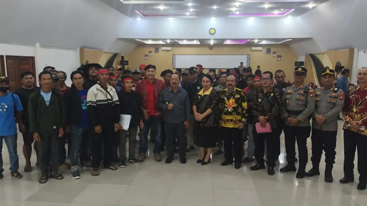 Bupati Sanggau Yohanes Ontot bersama puluhan petani sawit yang menyampaikan tuntutan terkait kemitraan dengan PT BKP dan Koperasi Kebun Budamei di Kantor Bupati Sanggau