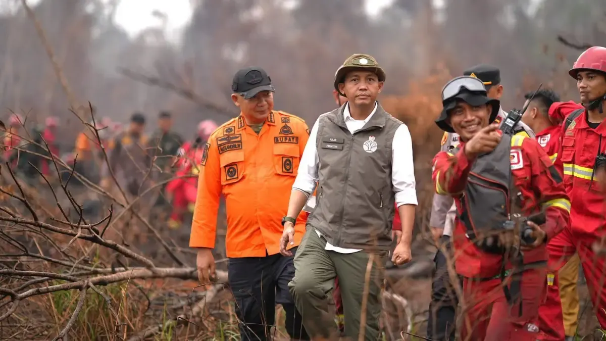 Menhut RI, Raja Juli Antoni, menijau salah satu lokasi Kerhutla di Ketapang