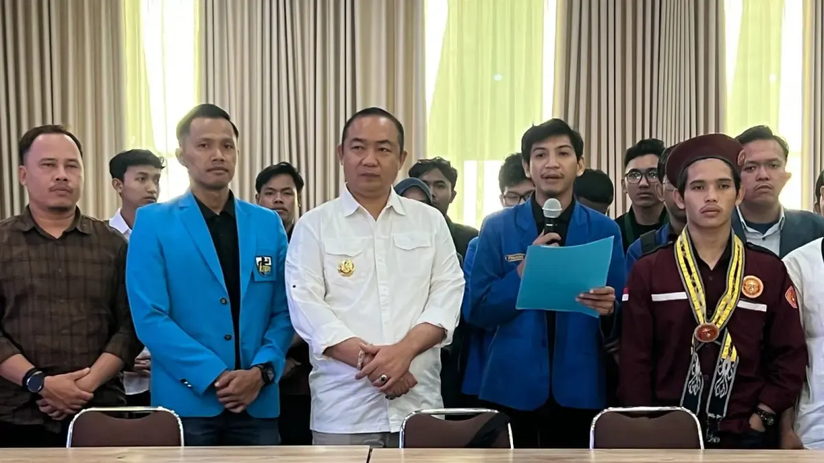 Aliansi Cipayung Plus membacakan tuntutan di depan Bupati Ketapang, Alexander Wilyo, Rabu (14/10).