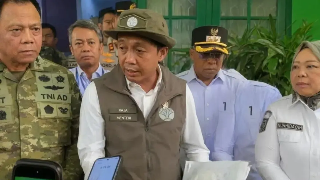 Raja Juli Antoni, Menteri Kehutanan.