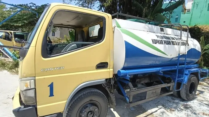 Unit truk untuk mendistribusikan air bersih kepada warga Balikpapan