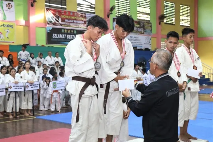 Atlet Shorinji Kempo Pontianak meraih juara umum Kejurda se-Kalbar dengan enam emas dan tiga perunggu, menjadi kado HUT ke-255 kota.