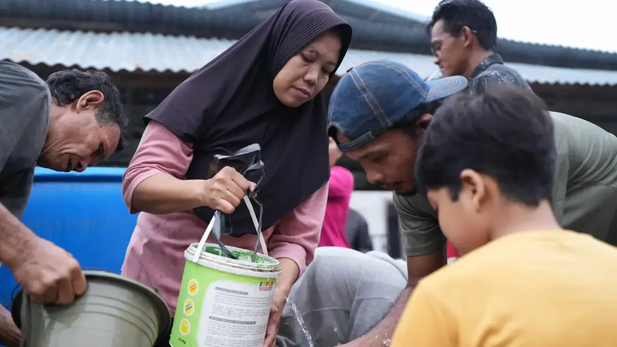 RINGANKAN BEBAN WARGA: Bantuan air bersih dari KIPP-BPBD membantu memenuhi kebutuhan rumah tangga masyarakat Dusun Karya Makmur, Desa Medan Jaya, Kabupaten Kayong Utara, saat sumur dan parit mengering akibat kemarau panjang.