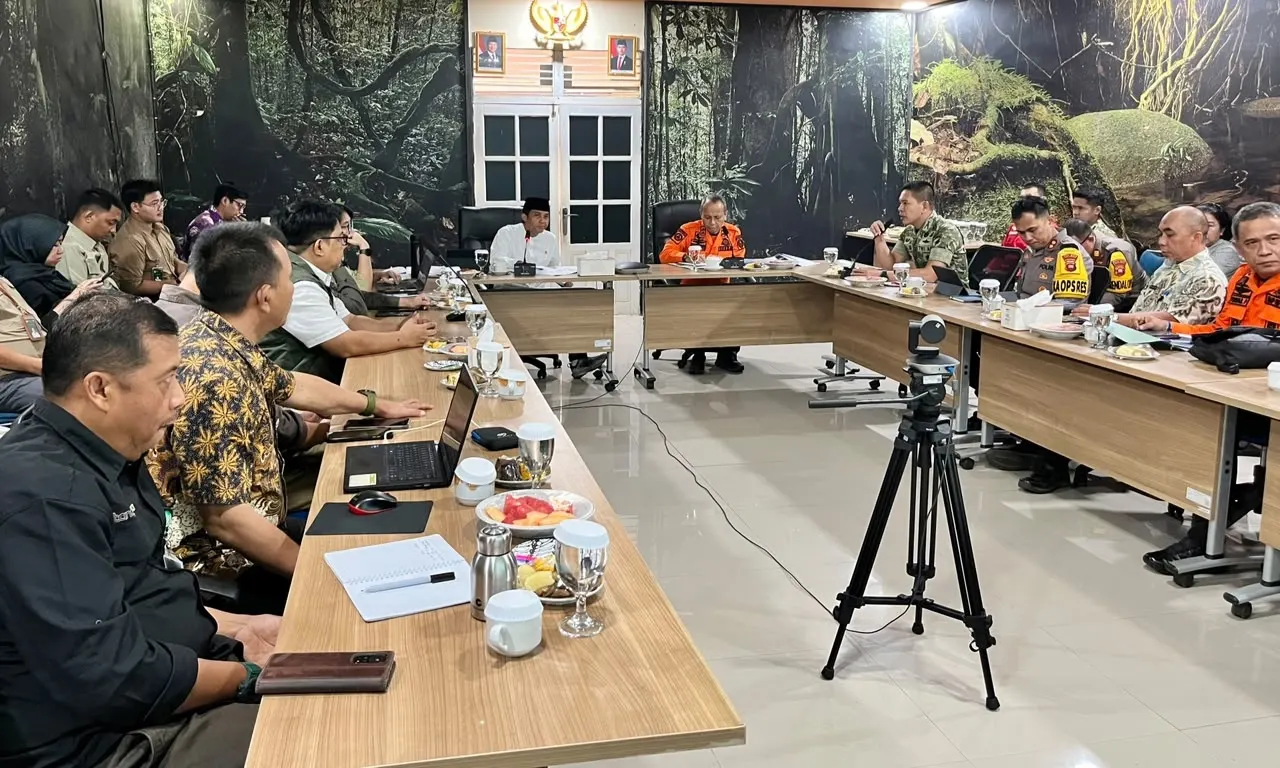 Menteri Kehutanan Raja Juli Antoni dalam rapat koordinasi penanganan karhutla di Ketapang, Kalimantan Barat, Jumat (23/10/2026).