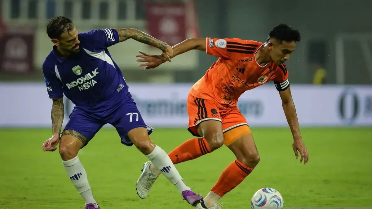 Pemain Persija Jakarta, Rizky Ridho (kanan), terlibat duel sengit memperebutkan bola dengan pemain Persita Tangerang, Tyrone Gustavo Del Pino Ramos (kiri), dalam laga BRI Super League di Banten International Stadium, Kabupaten Serang.