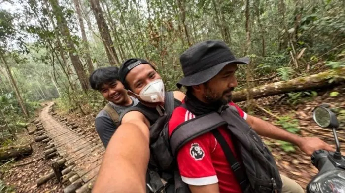 Relawan YOHK Andi Akell saat mengendarai motor di TN Tanjung Puting.