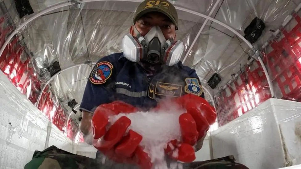 Prajurit TNI AU menunjukkan dry ice atau es kering sebagai bahan semai untuk Operasi Modifikasi Cuaca (OMC) di dalam pesawat Cassa C-212 milik Skadron IV Wing Udara 1.2 Grup 1 Angkut Lanud Abdulrachman Saleh di Base Ops Lanud Sri Mulyono Herlambang (SMH), Palembang, Sumatera Selatan, Senin (19/10/2026).