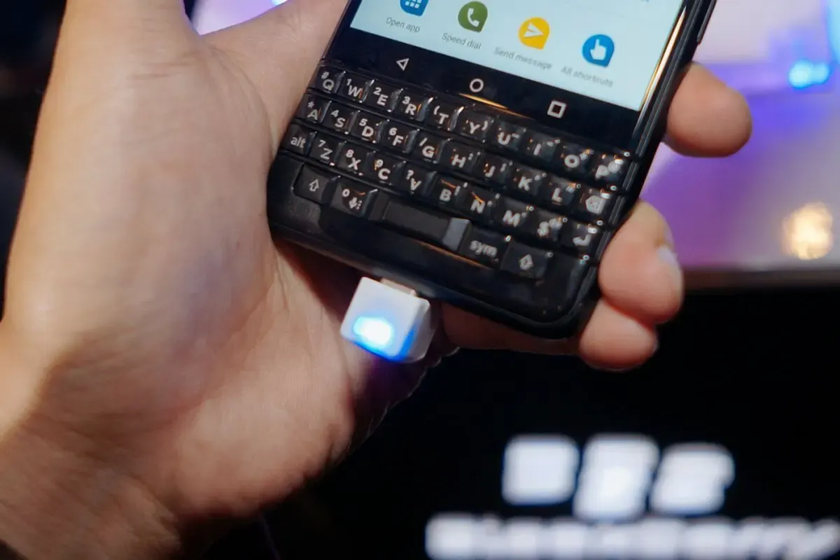 Papan ketik QWERTY dengan fitur capacitive touch input merupakan salah satu fitur andalan BlackBerry KeyOne Black Limited Edition. Tombol-tombol navigasi Android (home, back, recent apps) ditempatkan di antara keyboard dan layar