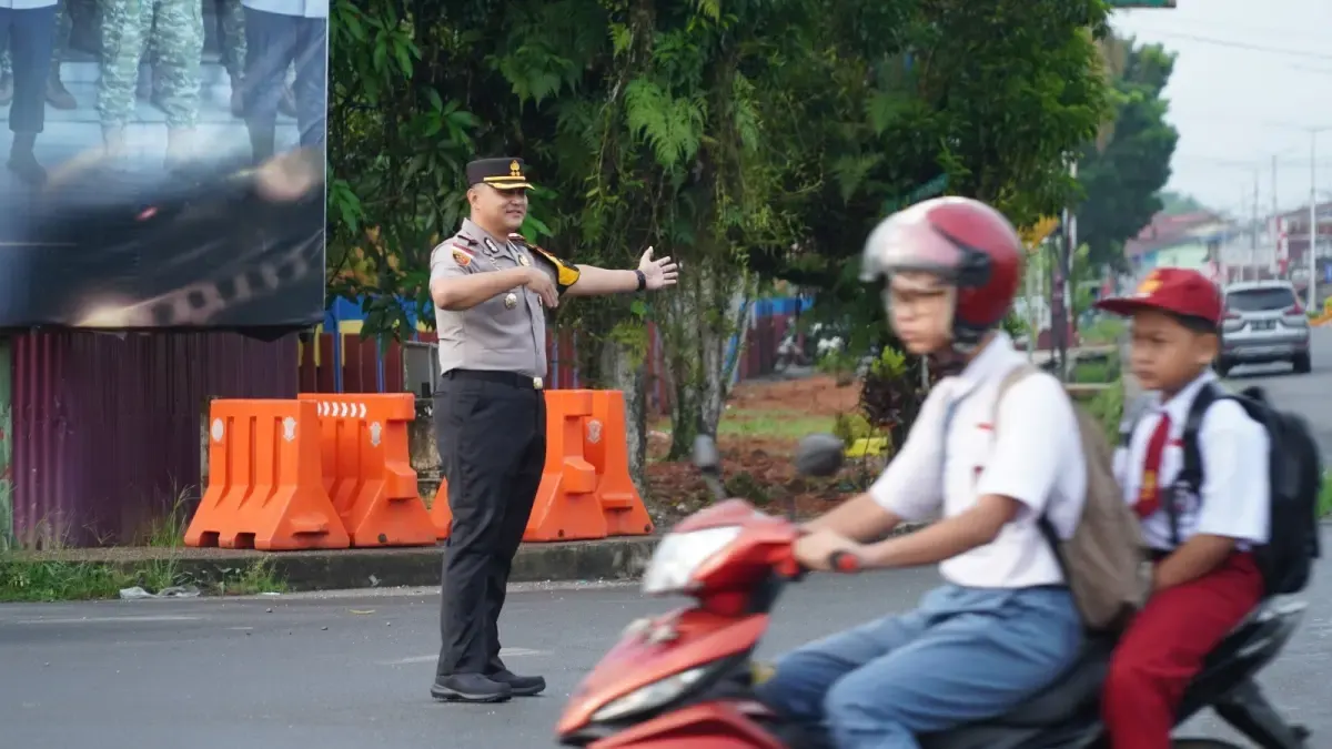 Kapolres Kapuas Hulu AKBP Wisnu Perdana Putra saat turun langsung mengatur lalu lintas di Kota Putussibau