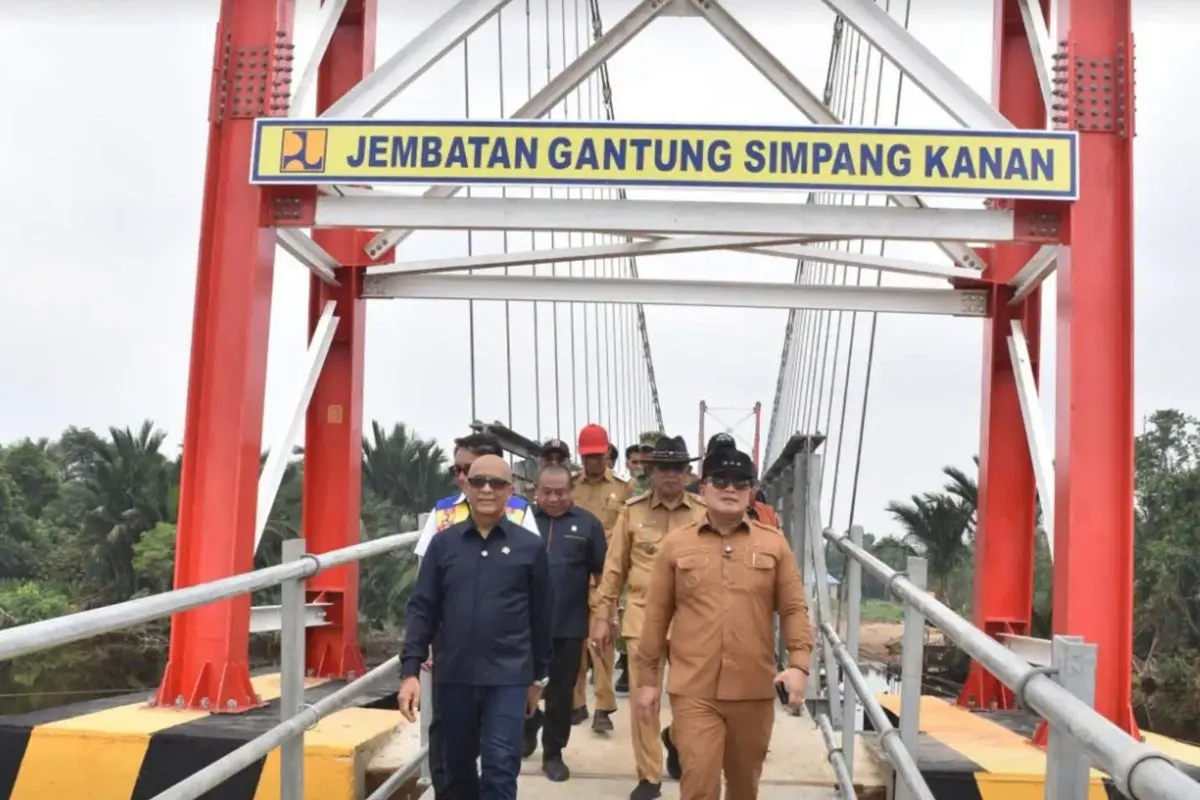 Bupati Kubu Raya Sujiwo bersama Anggota Komisi V DPR RI Syarif Abdullah Alkadrie dan Kepala BPJN Kalbar Chandra Syah Parmance meresmikan Jembatan Gantung Simpang Kanan di Desa Simpang Kanan, Kecamatan Sungai Ambawang, Rabu (28/10/2026).