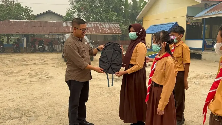 Penyerahan bantuan secara simbolis dilakukan langsung oleh Kepala Dinas Pendidikan Kabupaten Kayong Utara, Jumadi Gading. (KAYONG UTARA)
